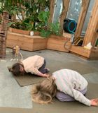 Foto van Kinderyoga in het bloemenveld